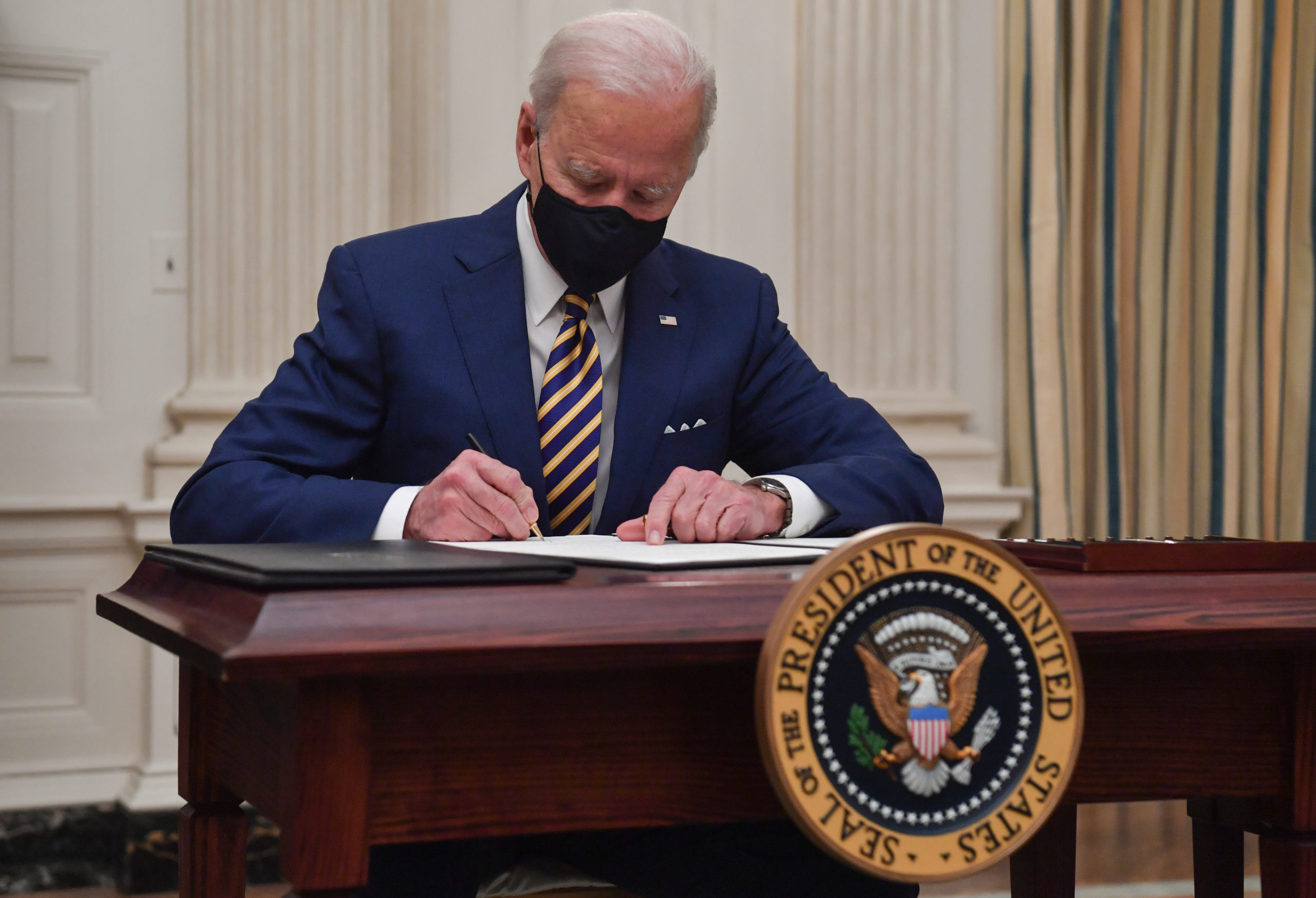 Biden: revisiting car CO2 standards to start EV era