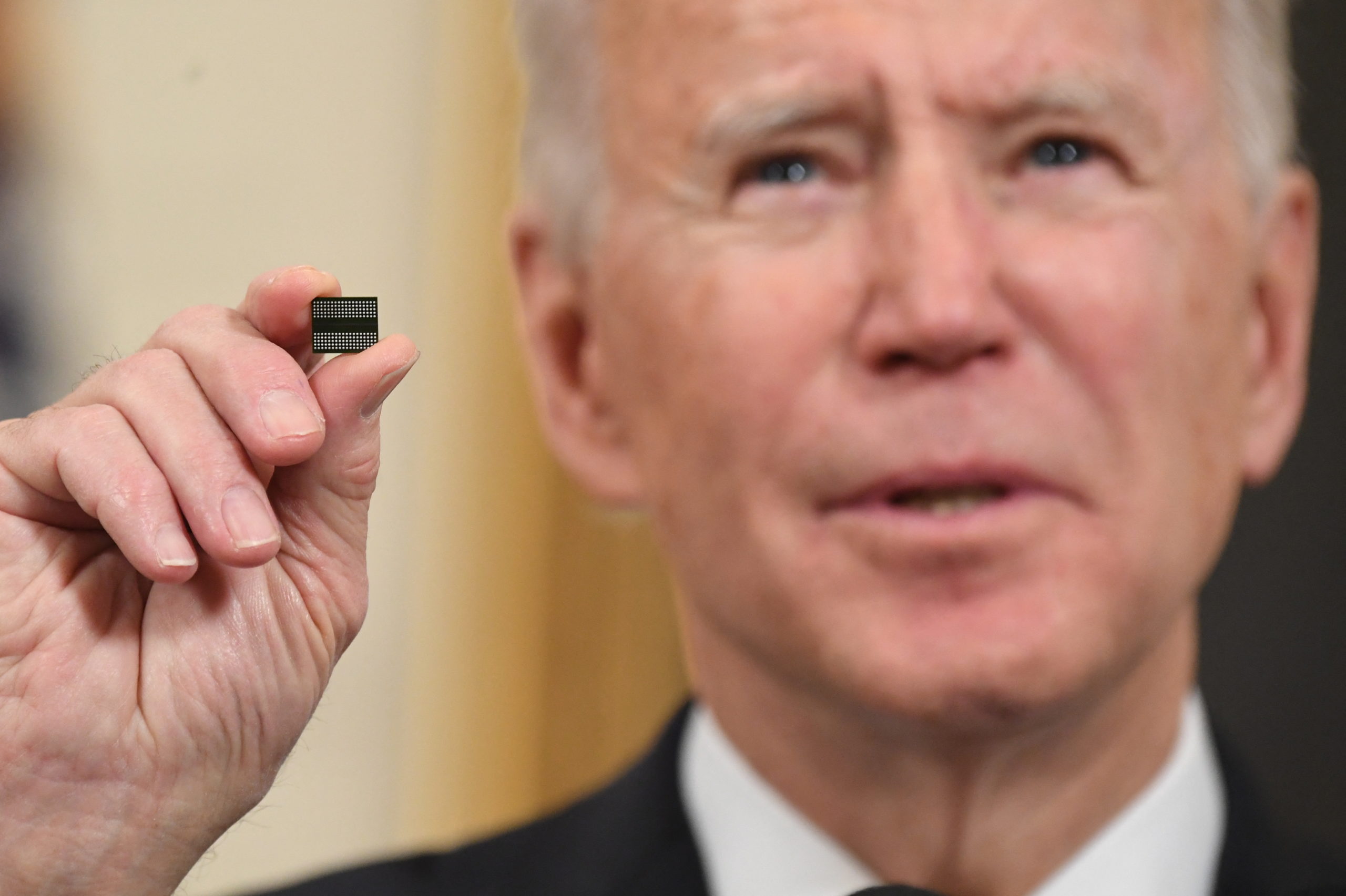 M. Biden veut sécuriser la chaîne d'approvisionnement des puces et des batteries de véhicules électriques