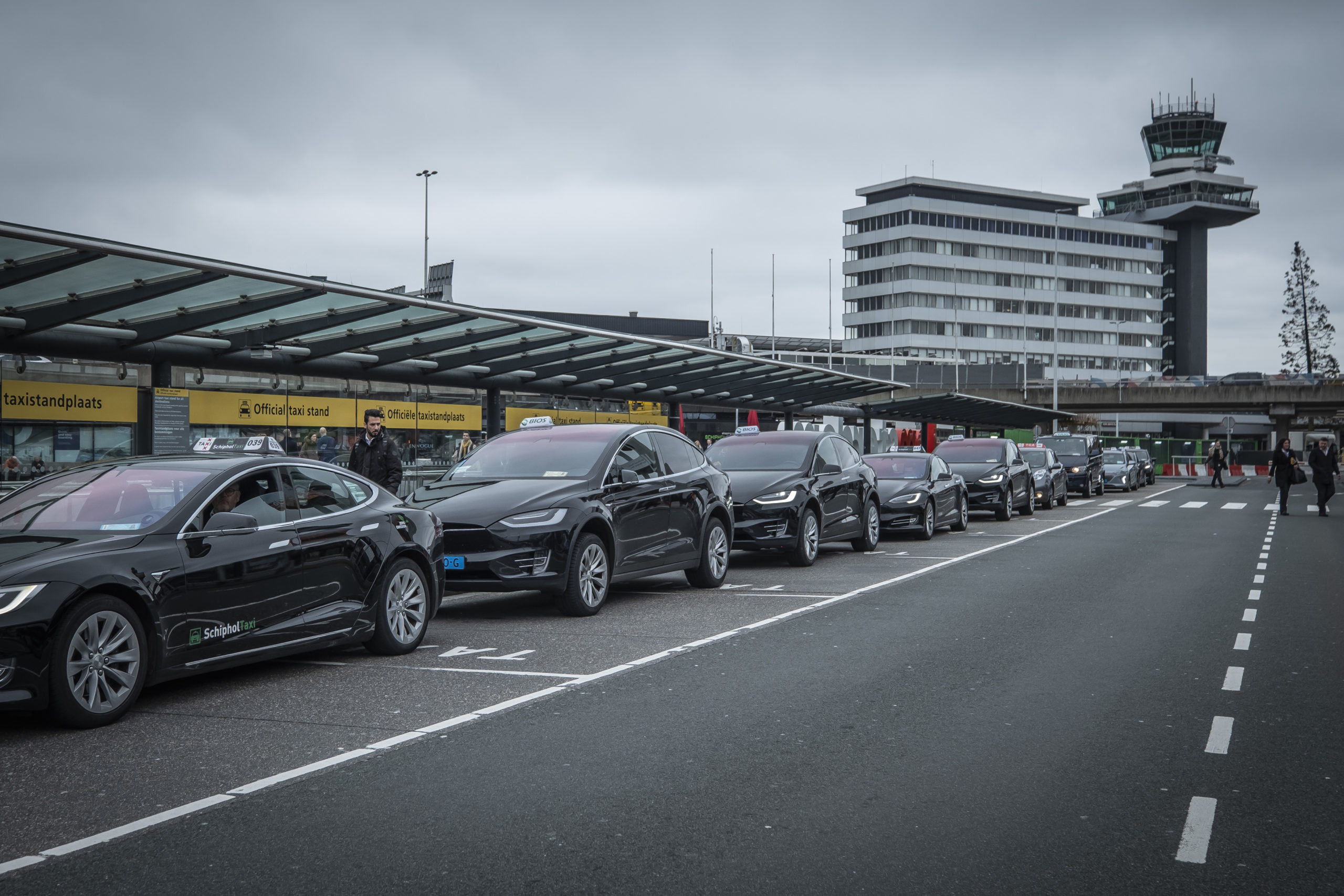 Zes Nederlandse steden staan pas vanaf 2025 emissievrije taxi's toe