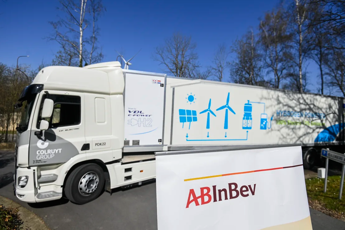 AB InBev bier geleverd met brandstofcelwagen aan Colruyt