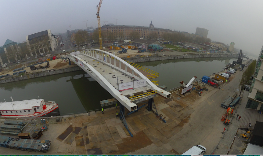Hoofdoverspanning van Susan Daniel-brug over Brussels kanaal geplaatst