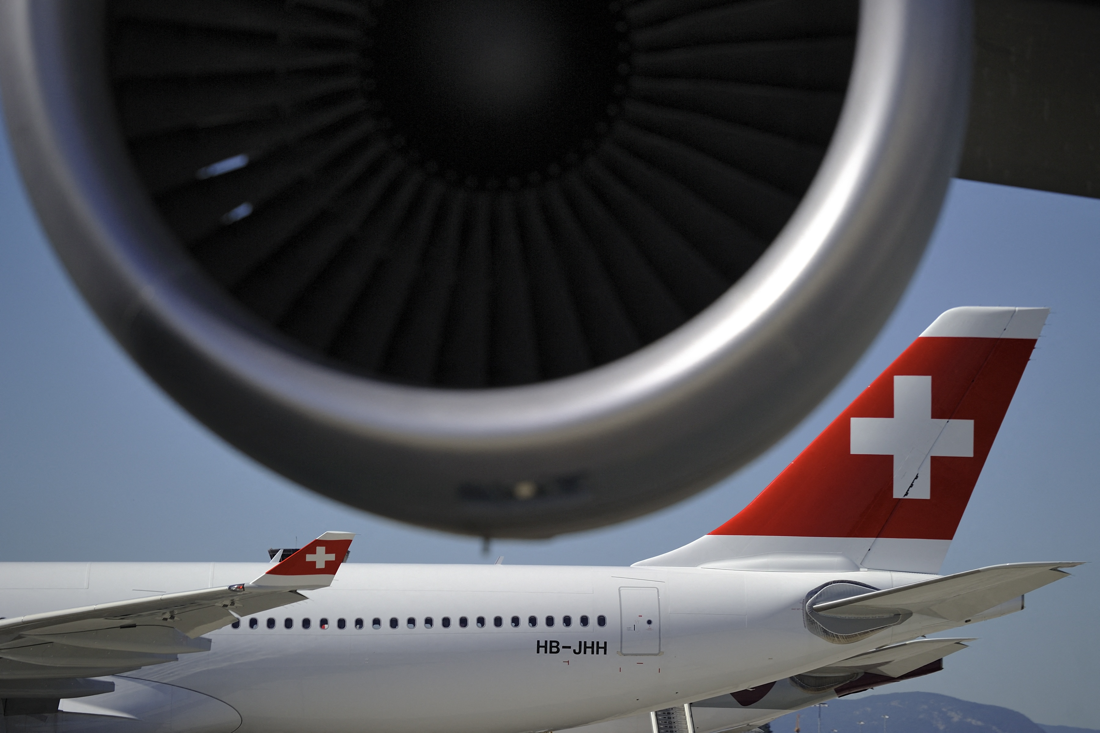 Swiss to cut staff and fleet, 1 700 jobs at risk