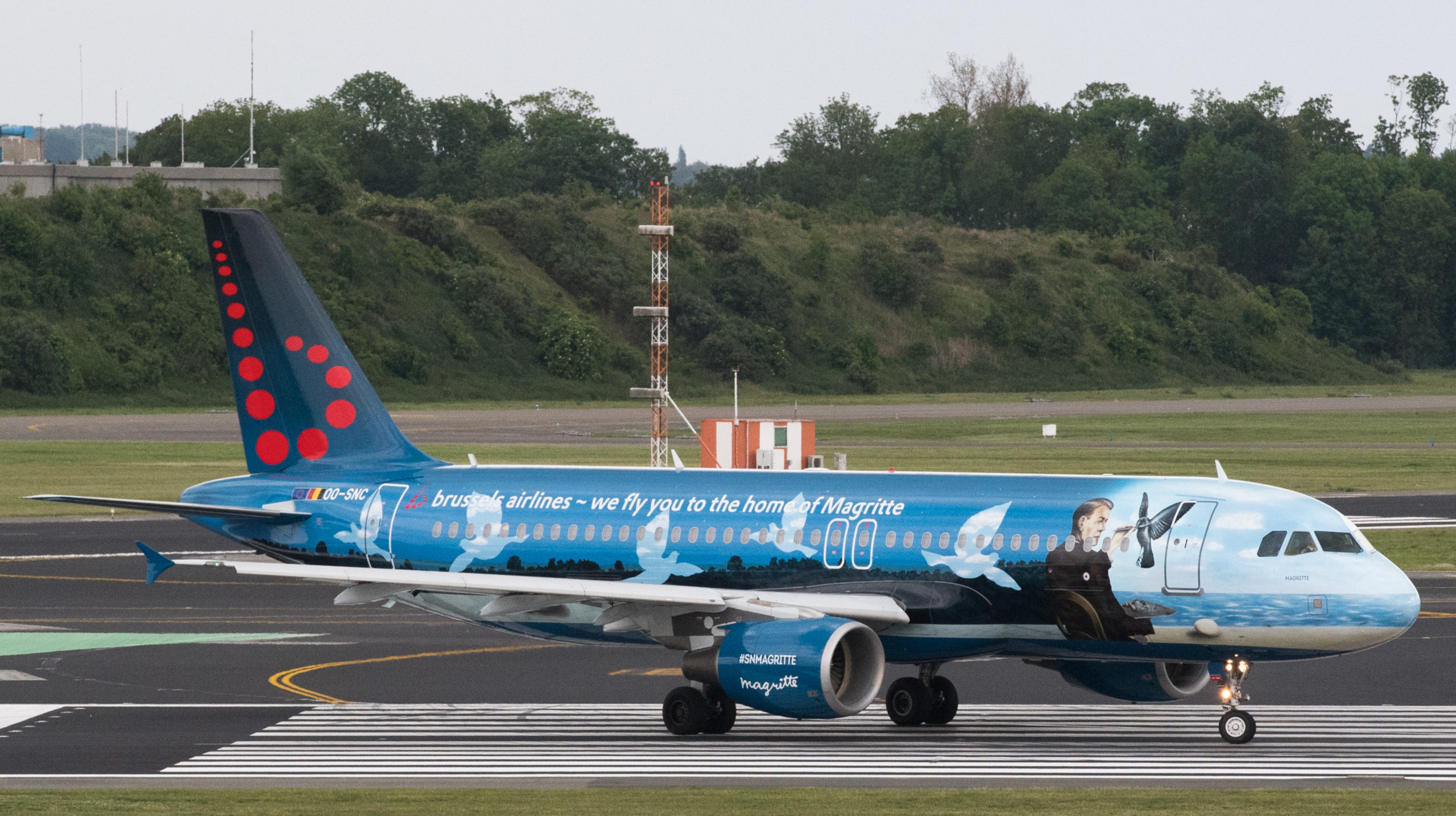 Brussels Airlines zwaait 'Magritte vliegtuig' uit