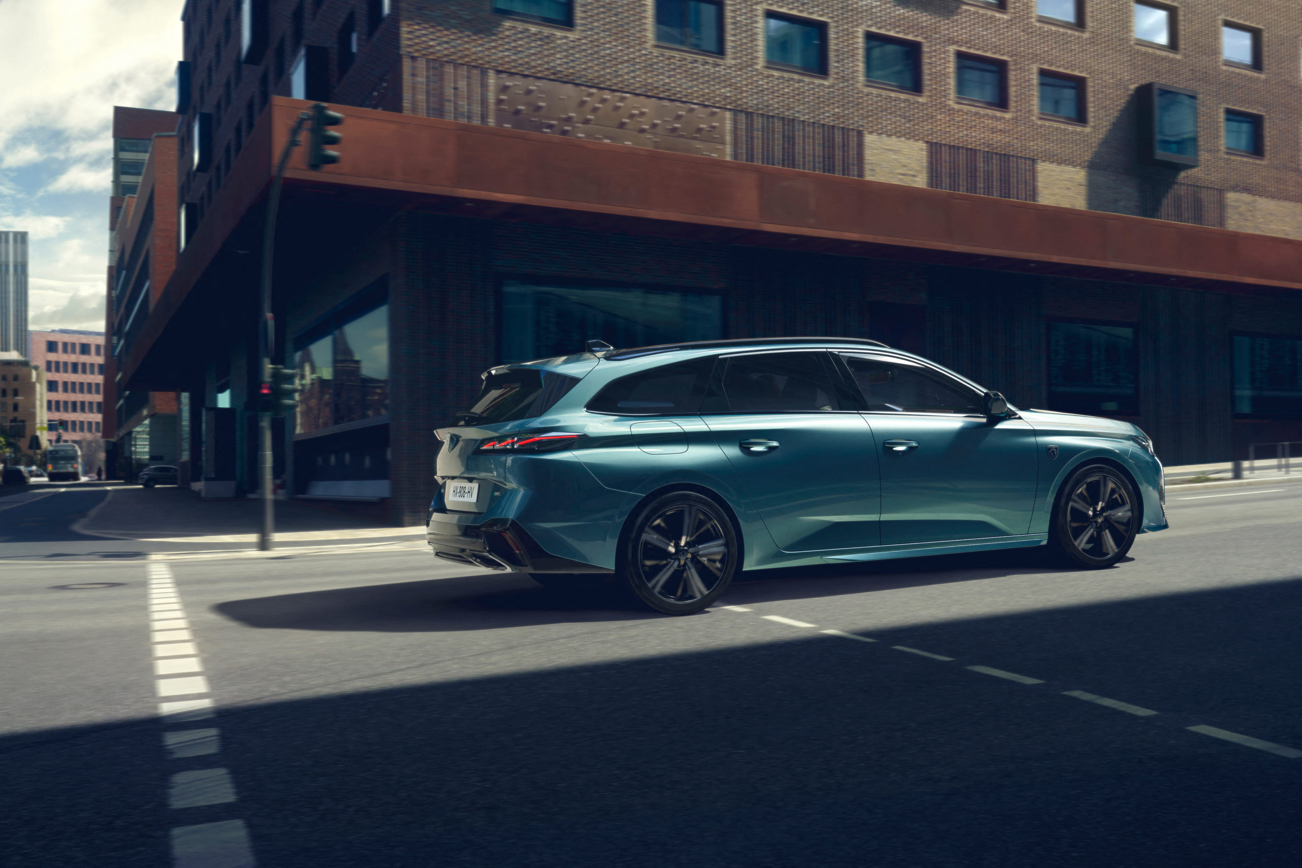 New Peugeot 308 SW also in two PHEV variants