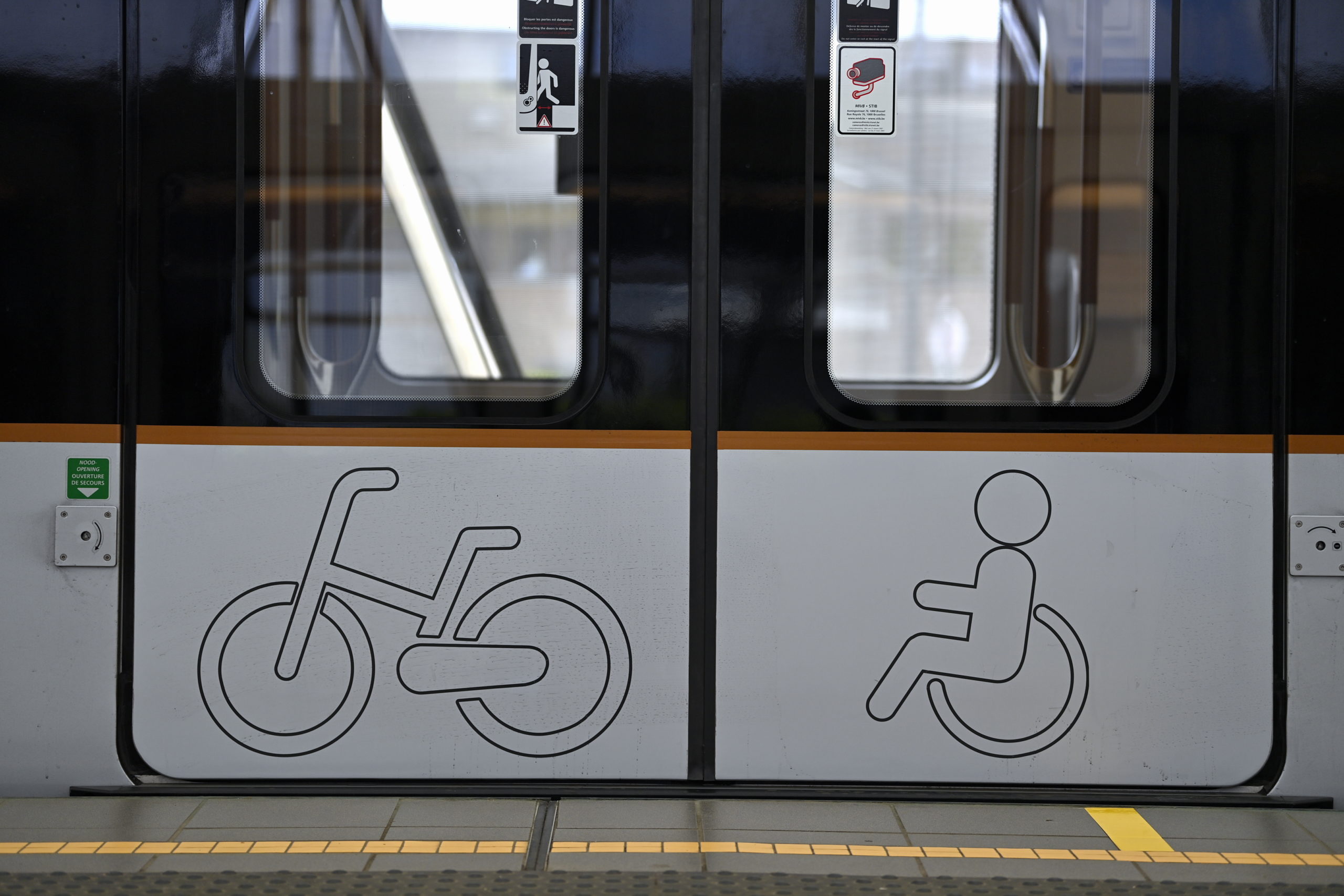 Les tramways bruxellois plus accessibles aux personnes en fauteuil roulant grâce à une bordure en caoutchouc