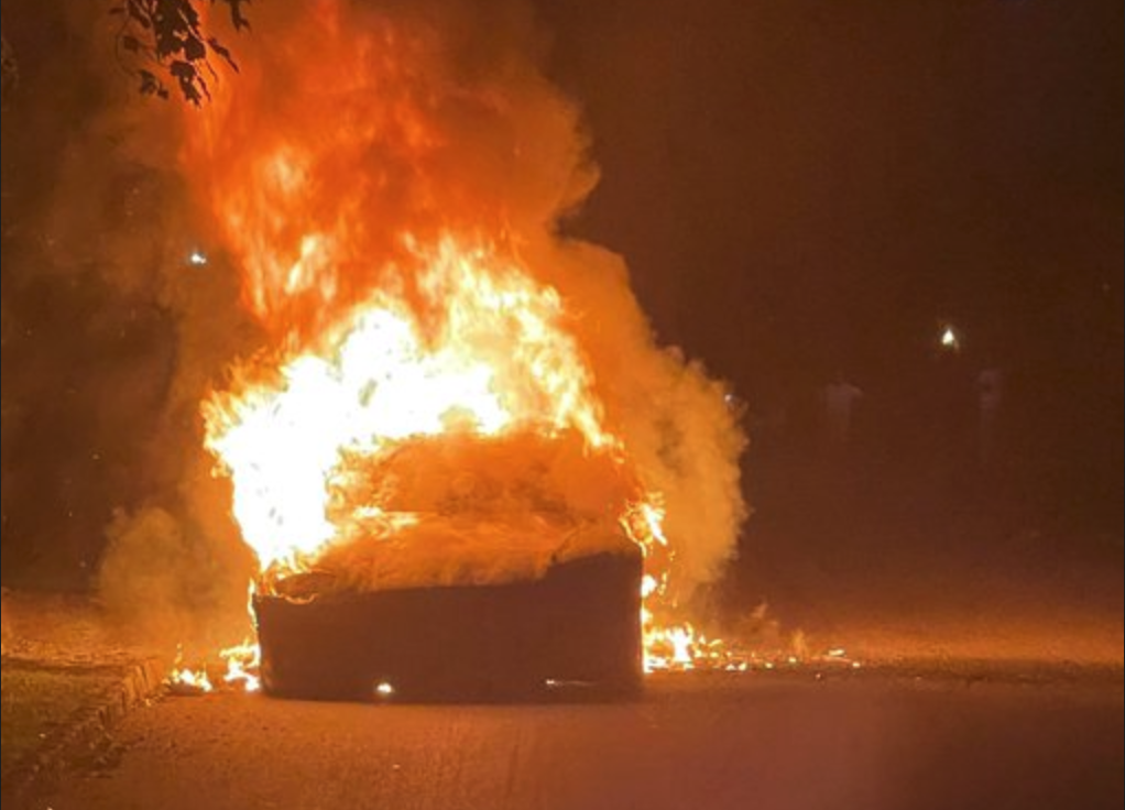 Tesla Model S Plaid barst in vlammen uit tijdens het rijden