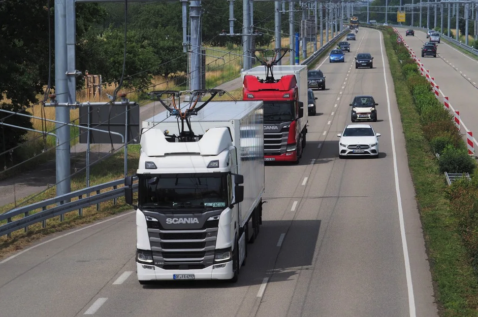 Chargement d'un camion par pantographe sur l'autoroute électronique allemande