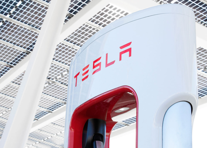 Tesla opent superchargers en geeft details over oplaadtarieven