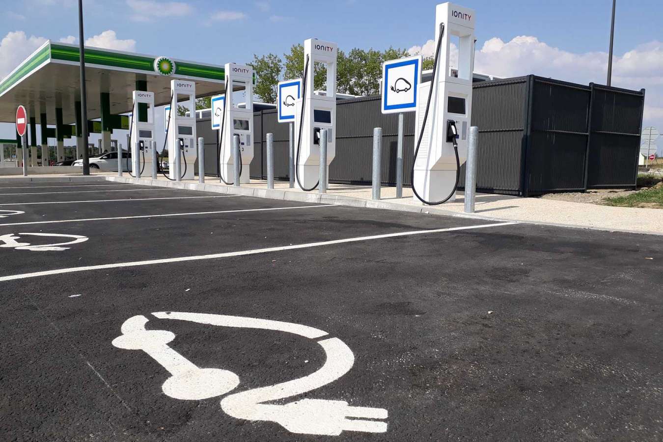 France: Half of highway ‘aires’ have fast charging for EVs
