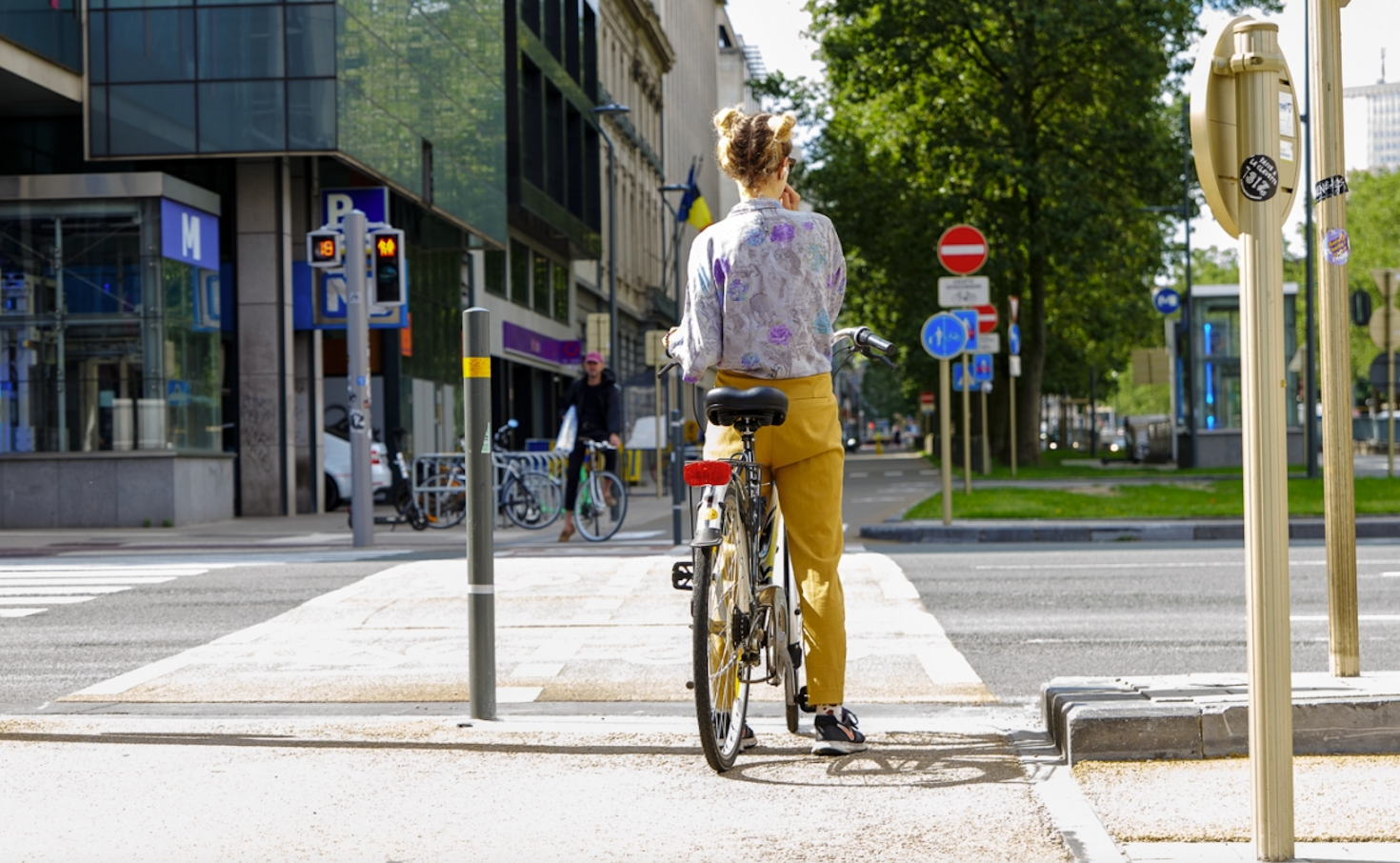 Two-colored traffic lights to improve safety for cyclists and pedestrians