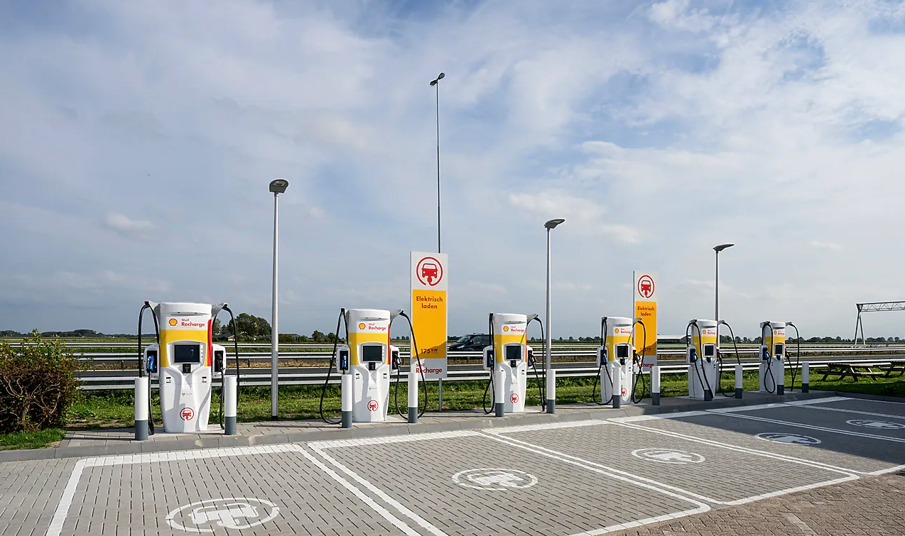 Conseil d'État néerlandais : "Il y a assez de place pour les chargeurs rapides dans les stations-service".