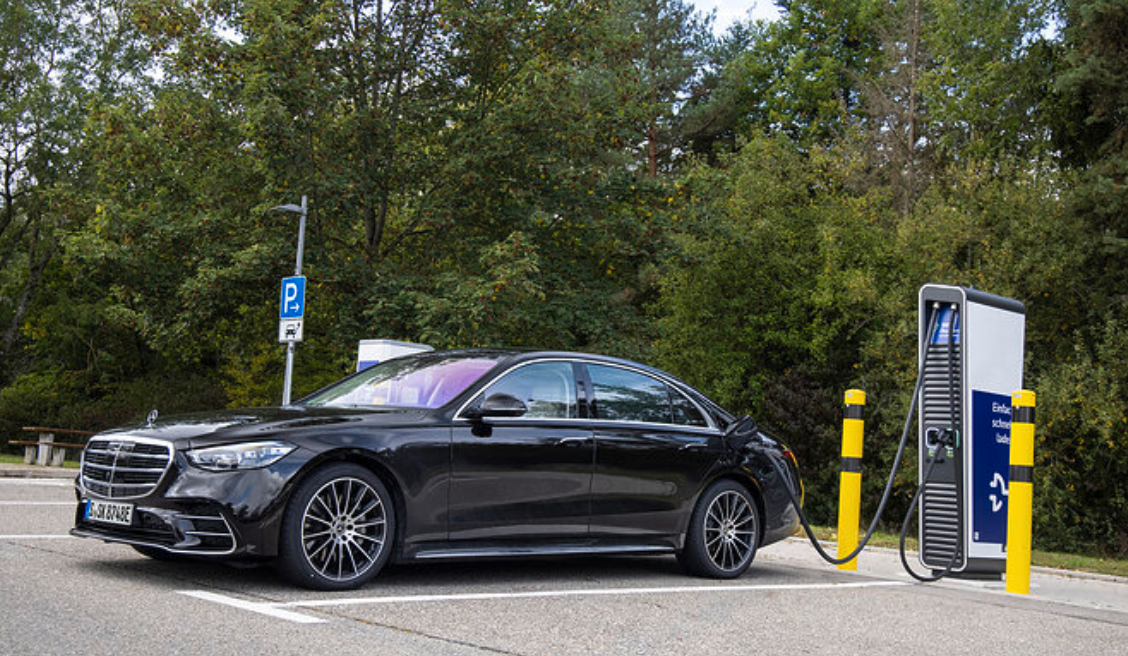 Daimler abandonne progressivement les véhicules électriques rechargeables (PHEV)