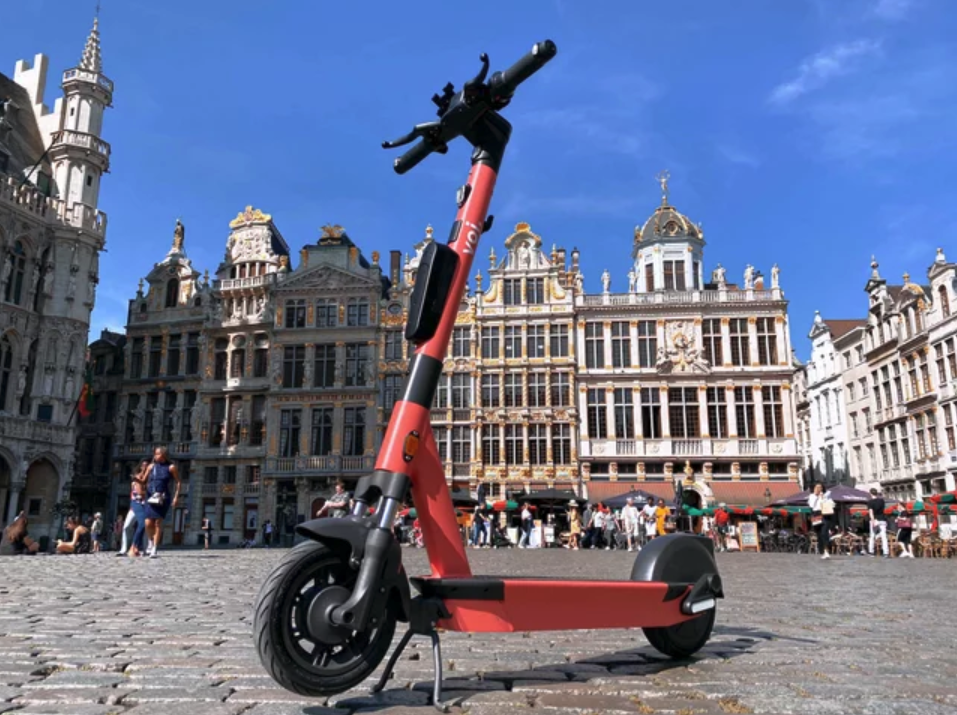 La société suédoise Voi lance 2 000 scooters électriques partagés à Bruxelles