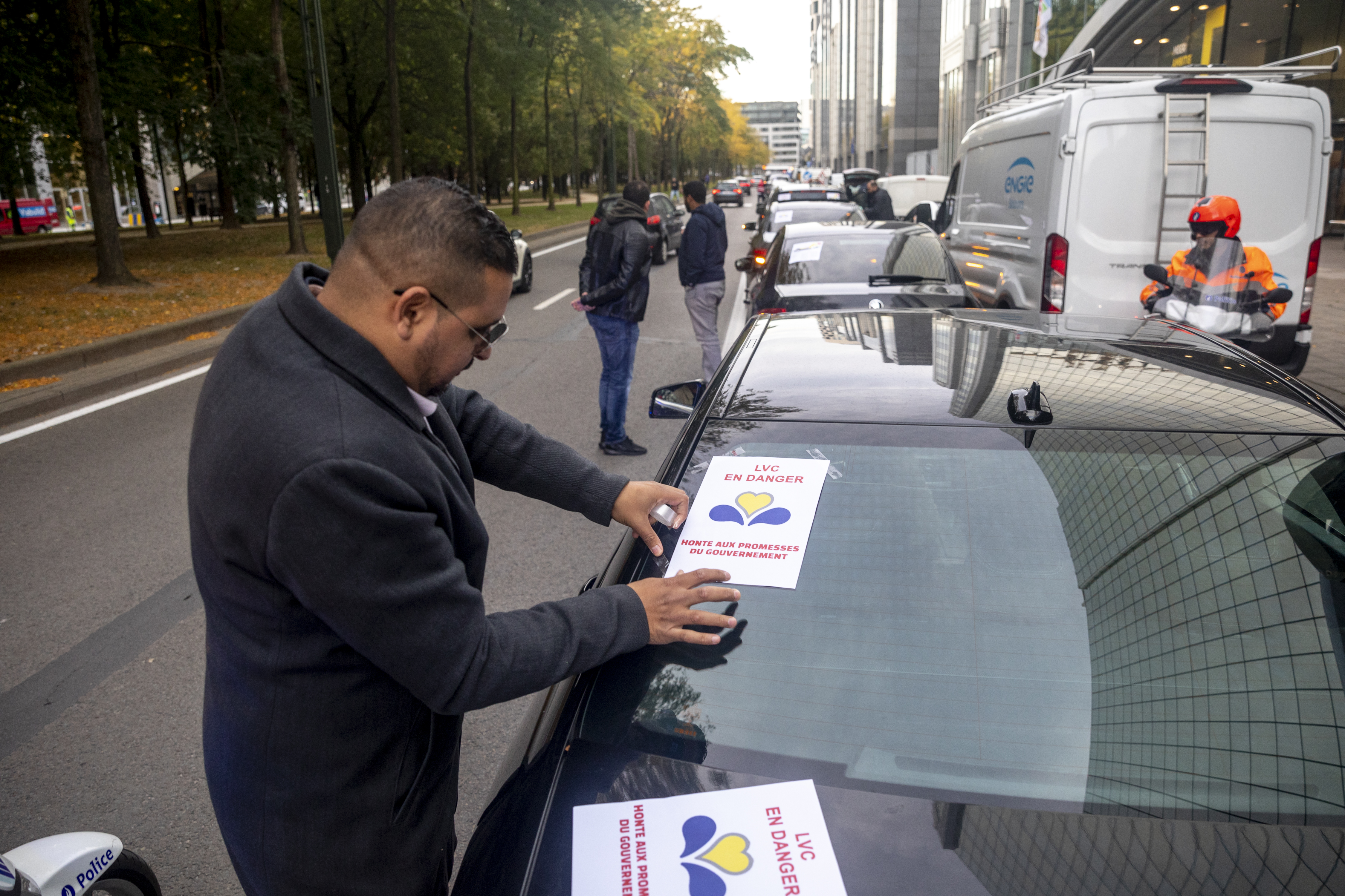 Les nouvelles règles de Bruxelles mettent sur un pied d'égalité les taxis de rue, Uber et Hitch.