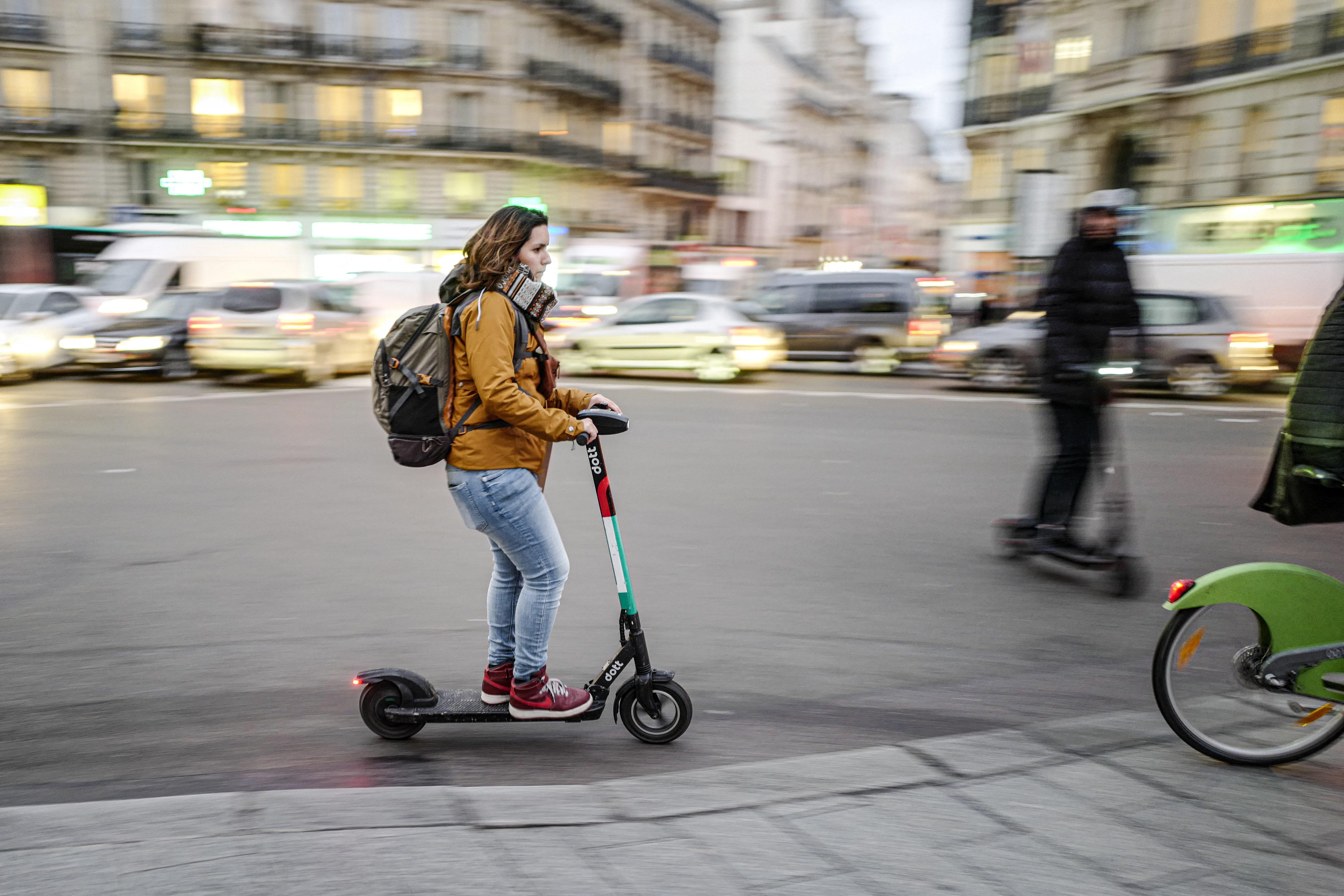 Parijs beperkt snelheid van e-scooters tot 10 km/u in bepaalde zones