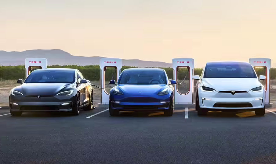 Tesla engage des "stewards" pour les files d'attente attendues aux Superchargers