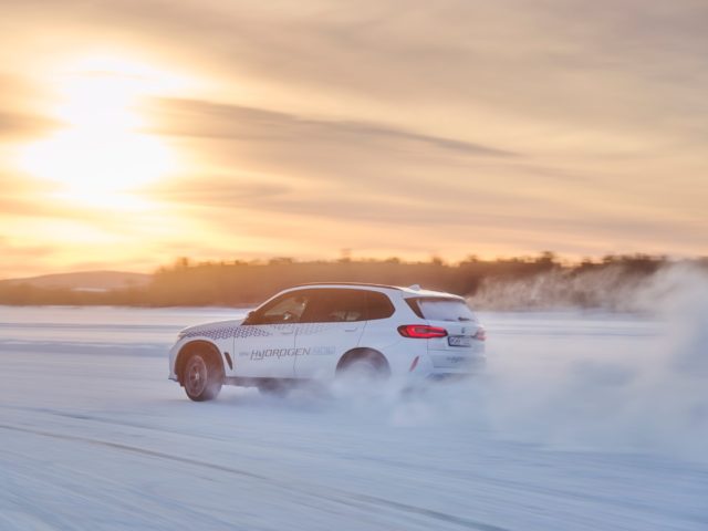 BMW iX5 Waterstof bewijst rotsvast te zijn in winterse omstandigheden