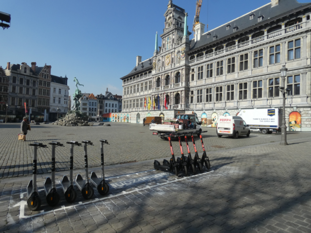 Anvers introduit des zones interdites aux scooters électriques partagés