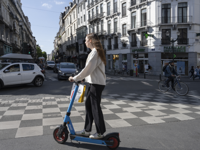 Bruxelles limite les scooters électriques à 8 km/h dans les zones piétonnes
