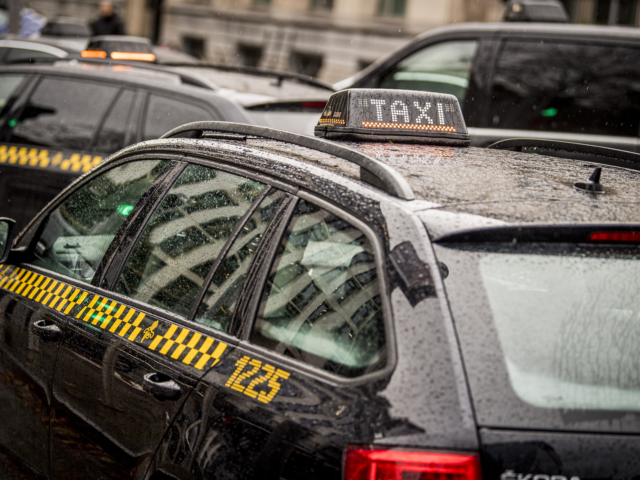 Een klassieke taxi bestellen via de Uber-app in Brussel