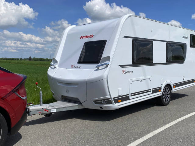 ADAC's vakantie EV-test: slechts de helft van de actieradius met caravan achterop