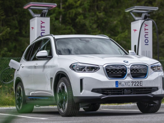 BMW maakt opladen van EV mogelijk zonder app of kaart tegen medio 2023