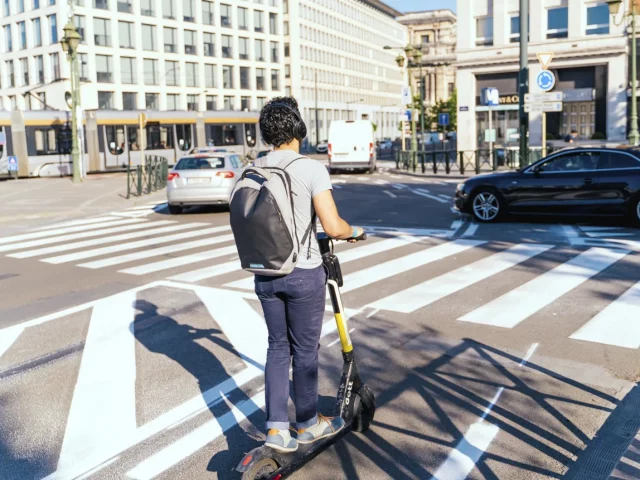 Uccle veut interdire temporairement le stationnement des scooters électriques partagés