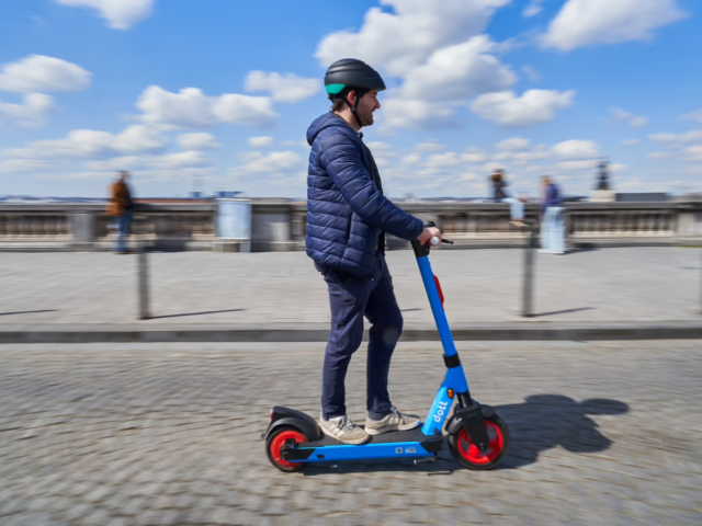 Une réglementation pour les scooters électriques en Région bruxelloise est enfin en route