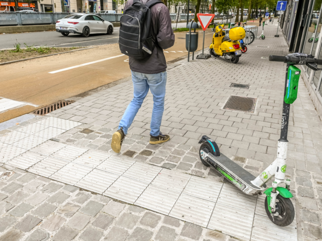 Voetgangers voeren campagne tegen rondslingerende e-scooters in Brussel