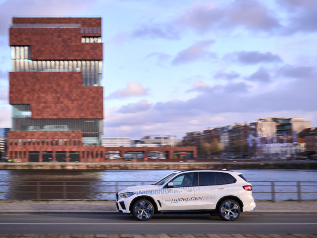 BMW iX5 Hydrogen commence sa tournée mondiale en Belgique