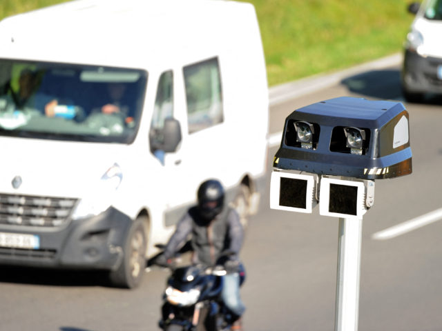 La France renonce aux contrôles de vitesse moyenne parce qu'ils sont "trop chers".