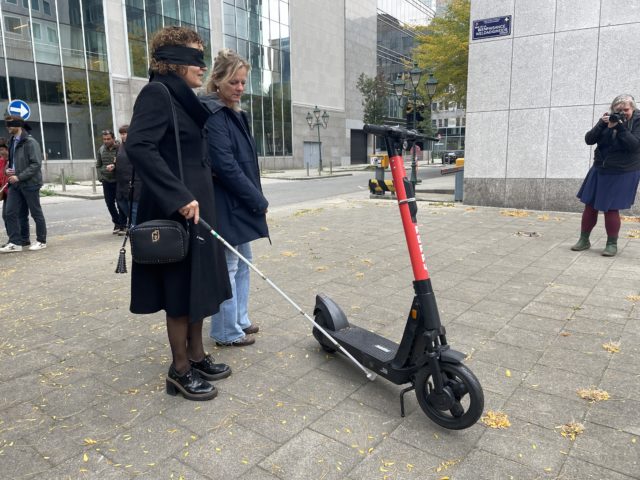 Les scooters électriques sont les obstacles les plus problématiques pour les malvoyants