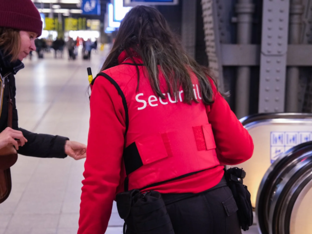 Belgische spoorwegen controleren tickets voor instappen op veiligheid