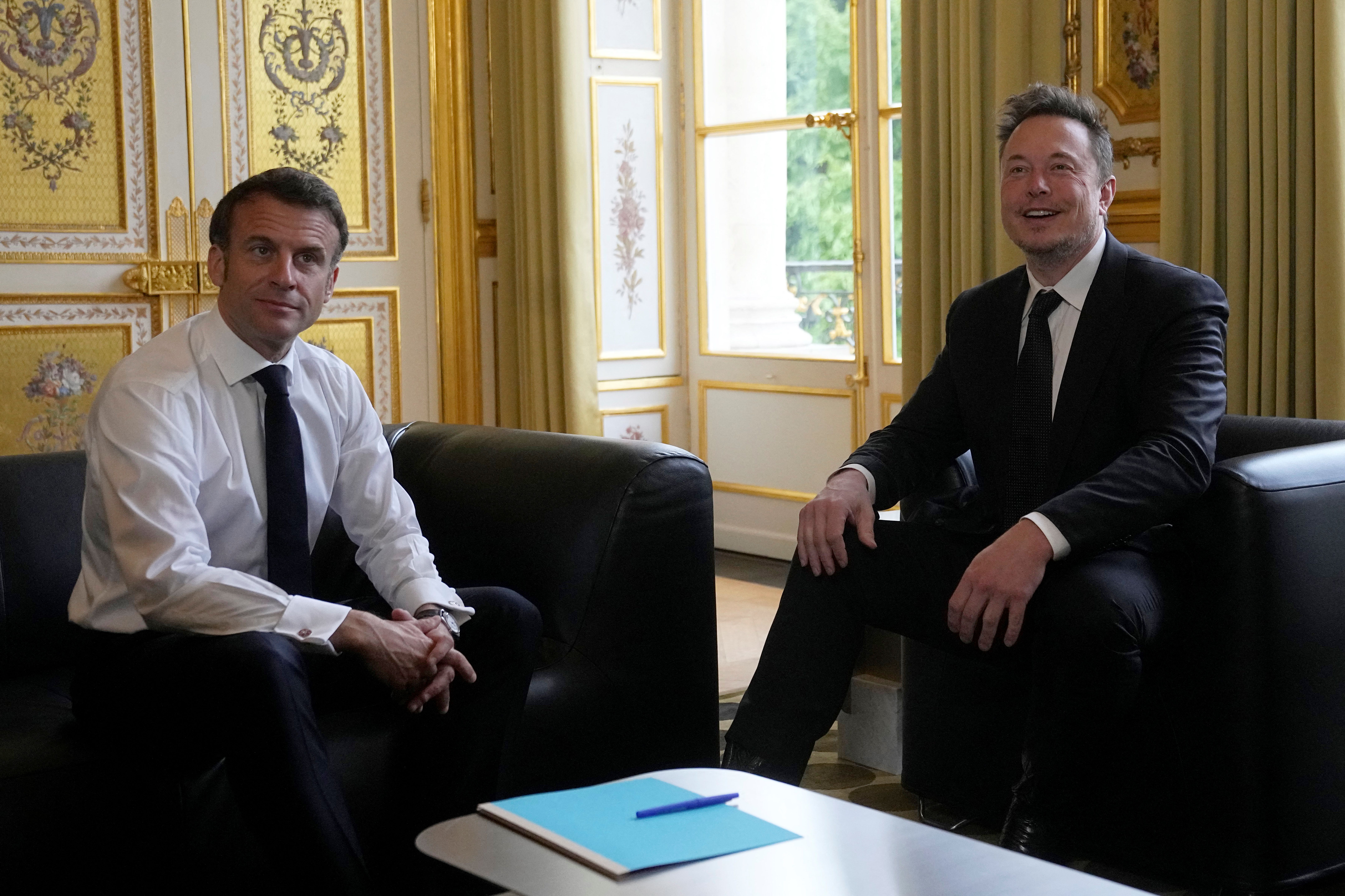 Macron fait-il la cour à Musk pour qu'il installe la production de Tesla en France ?