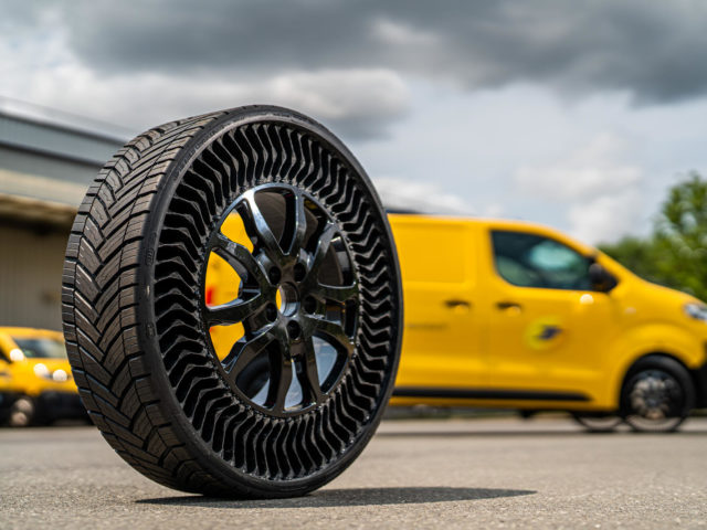La poste française se dote de nouveaux pneus Michelin sans air