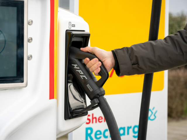 Shell opent eerste 'volledig elektrisch tankstation' in hartje Brussel