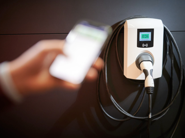Belgian first: schools launch ‘charging station installer’ training