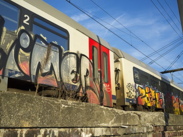 Belgische spoorwegen verwijderen 220 000 m2 graffiti van treinen