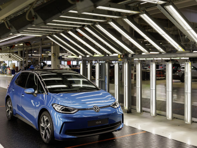 Zwakke vraag naar EV's dwingt VW banen te schrappen in fabriek Zwickau
