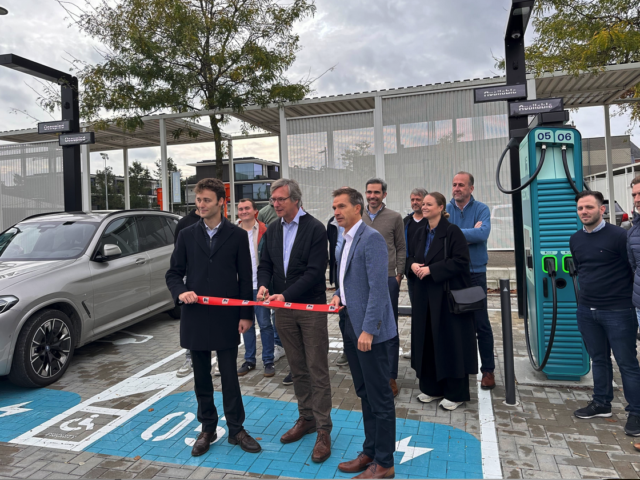 First of 1.200 Electra fast-chargers at Delhaize plugged in