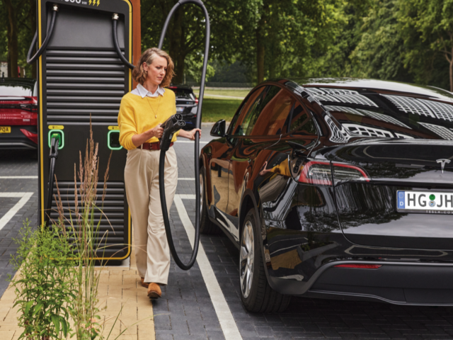 German Autobahn tender adds 1,000 fast chargers in 200 stations