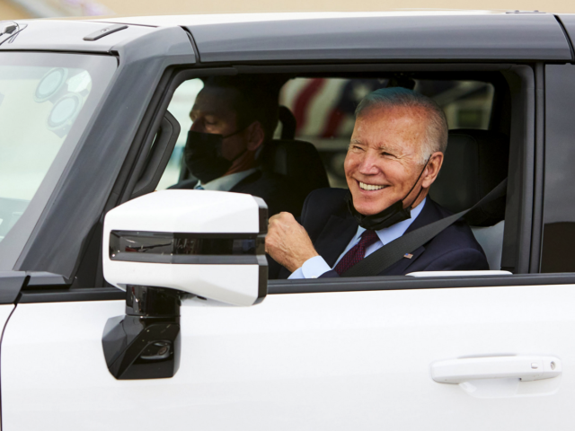 M. Biden encourage les constructeurs automobiles à réduire leurs émissions de CO2 de 50 %.