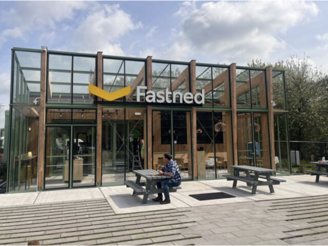 Fastned opent eerste oplaadpunt met winkel in Brecht