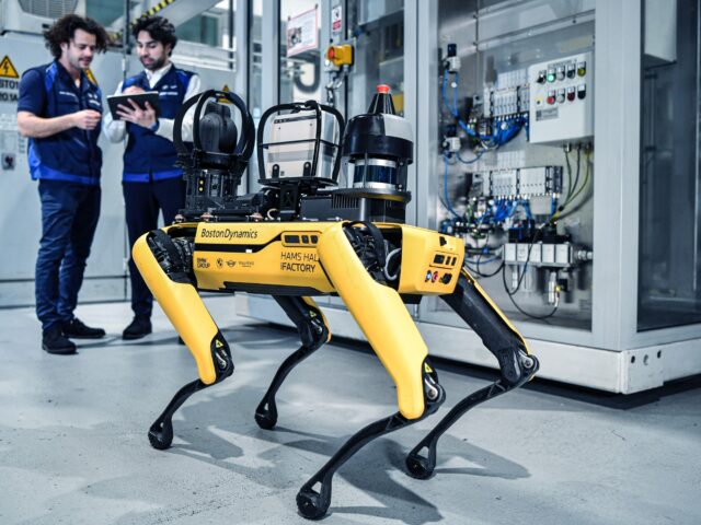 Hondachtige en mensachtige robots zwermen rond bij BMW-fabrieken