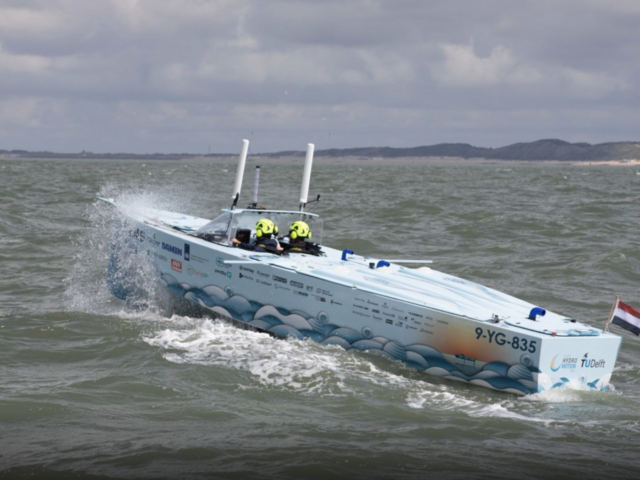 Nederlandse studenten steken als eerste de Noordzee over in boot met waterstofmaskers