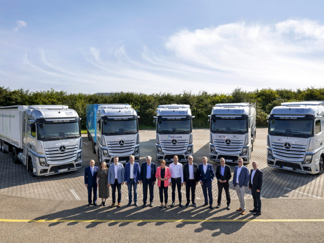 Daimler starts customer trials with GenH2 fuel cell trucks