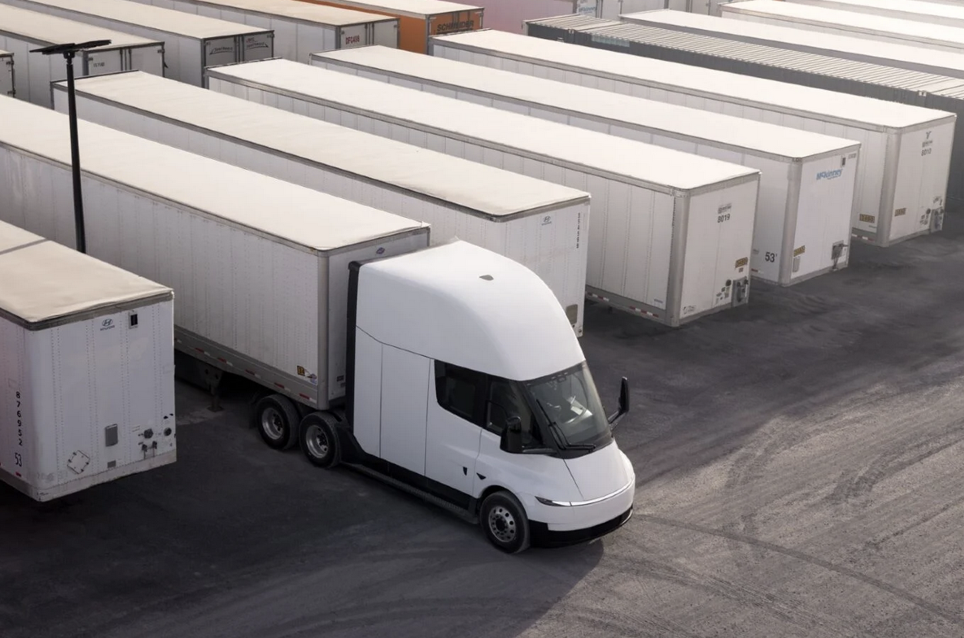 Einride orders 500 Tesla Semi trucks through partnership deal with Tesla